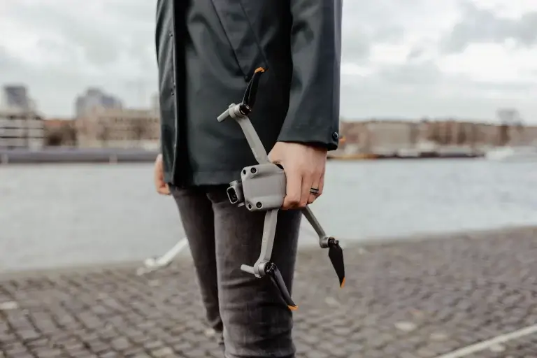 Julian met een drone van Studio Juul