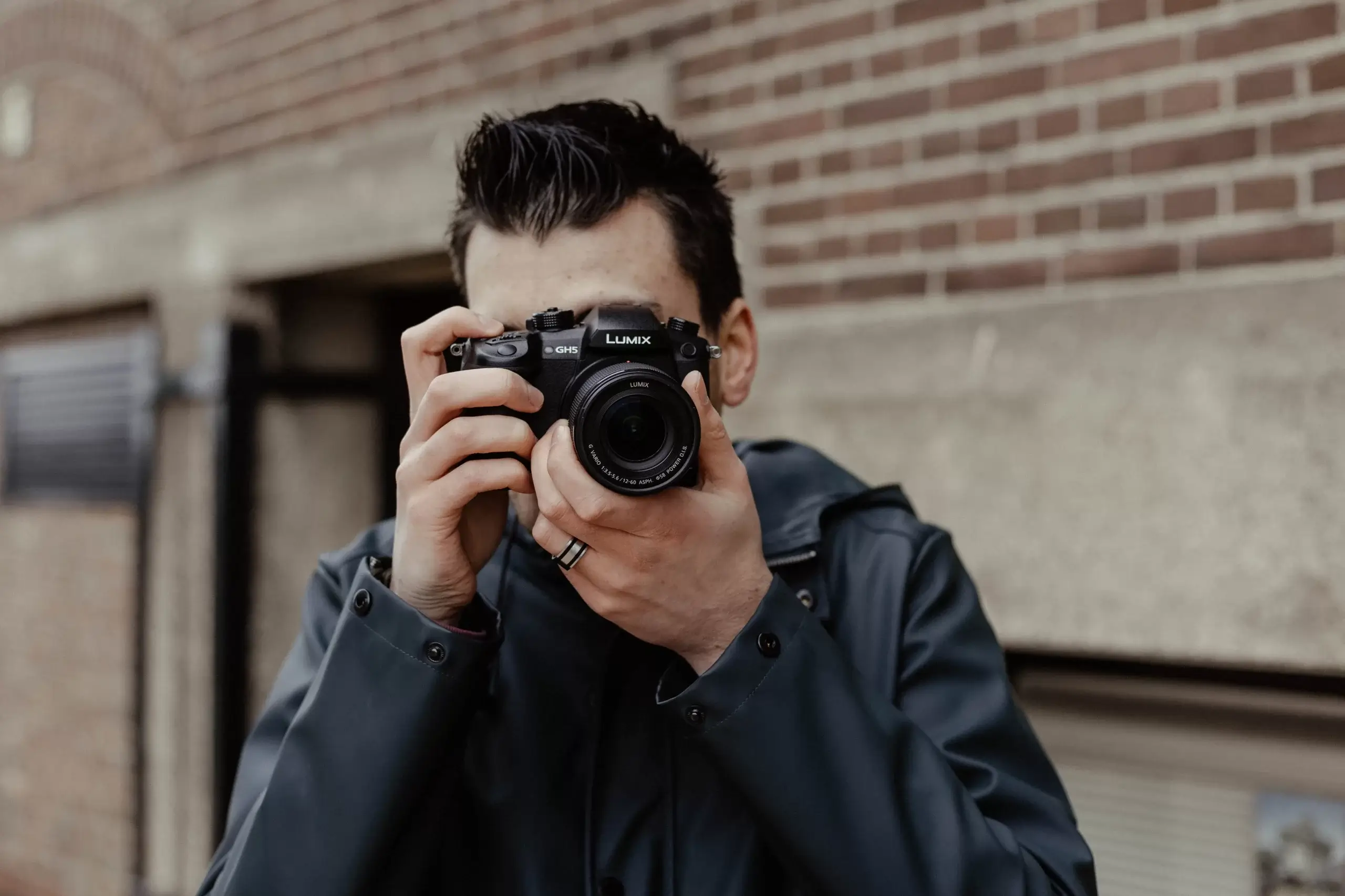 Julian van Studio Juul maakt videos met een camera